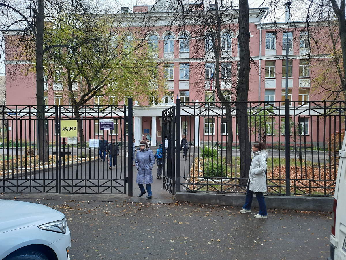 Фото 1. Вход в ШО-2 со стороны улицы Вавилова.