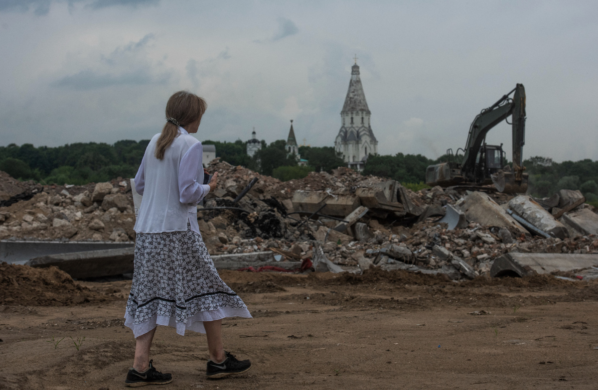 Помойка напротив Храма Вознесения.