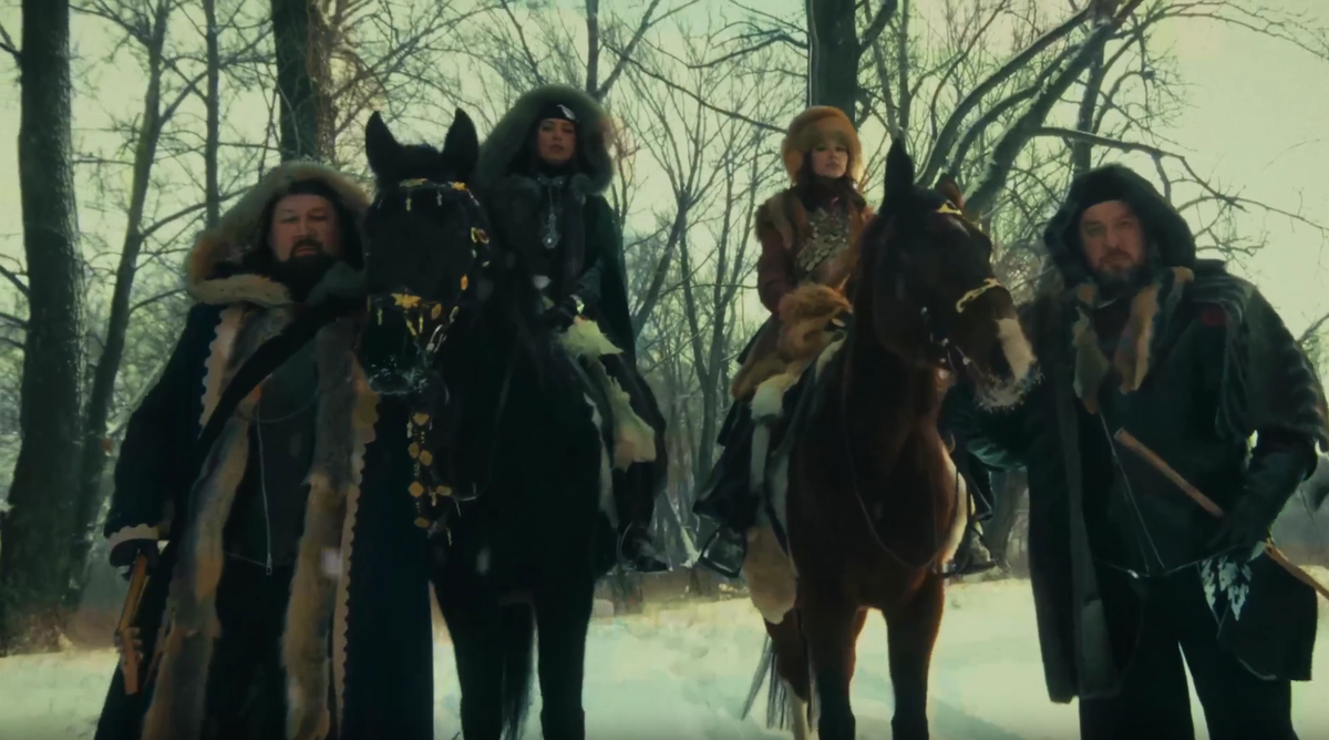 Группа AY YOLA и Алсу. Скрин-шот из клипа "Ay, bylbylym".