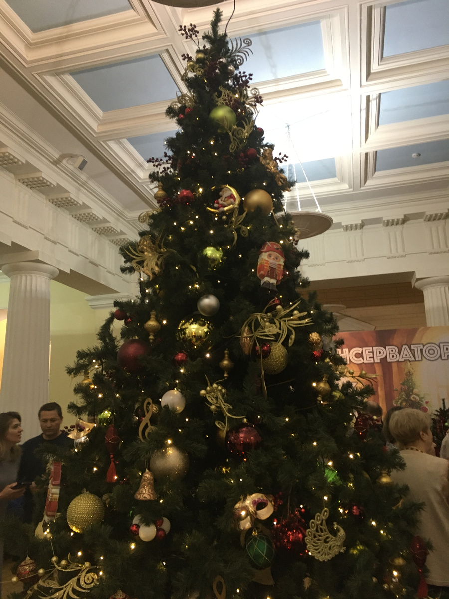 Бльшая ёлка в Московской консерватории