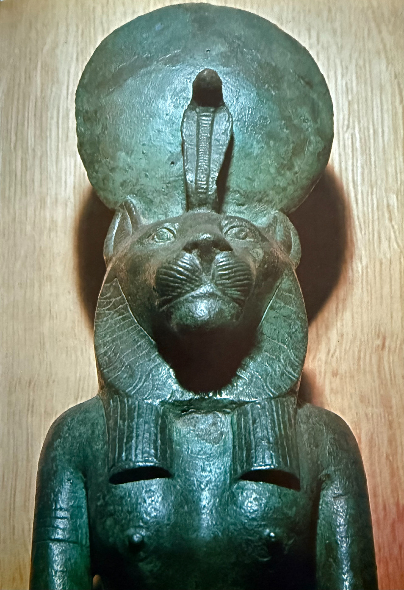 Бронзовые голова и плечи египетской богини-львицы Сехмет, которая позже стала изображаться в виде кошки. Источник фото: книга «The treasury of cats».