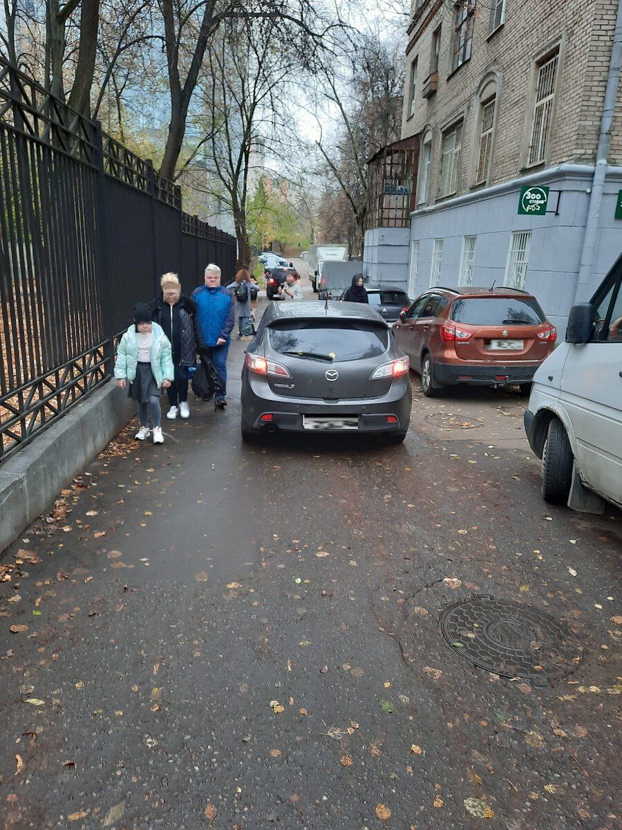 Фото 1. Каждый раз, чтобы попасть в школу, родителям и детям приходилось лавировать между движущимися машинами.