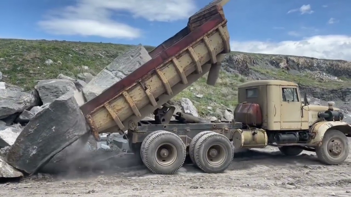 Для чиновников в кабинетах это просто "транспортные услуги". А на деле — тонны горной породы, пыль и работа на износ. Вот он — тот самый технологический процесс