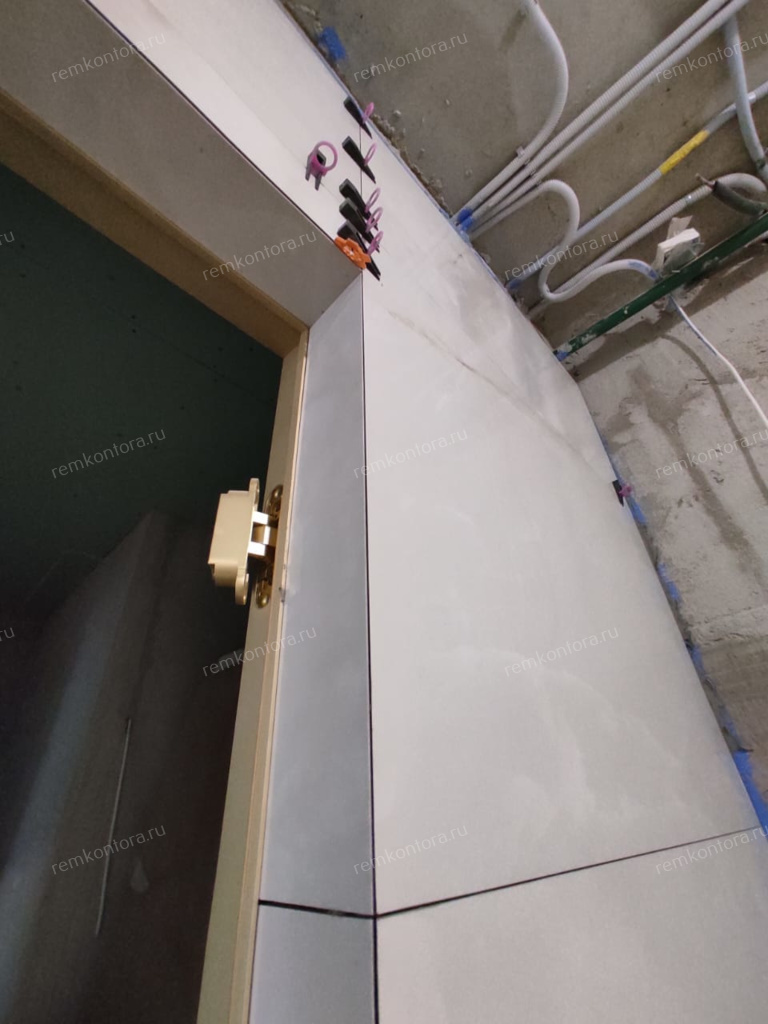 Пример того, как плитка примыкает к дверной коробке скрытого монтажа. Без наличия этой коробки, невозможно положить плитку на дверной откос (листайте галерею)