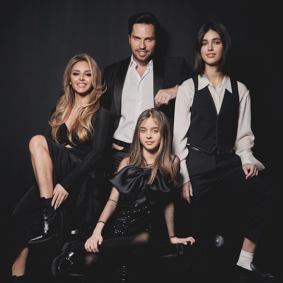 Александр Ревва с женой и дочерьми