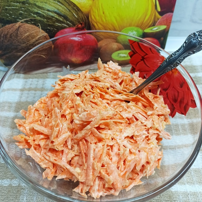 Салат из тертой моркови со сметаной