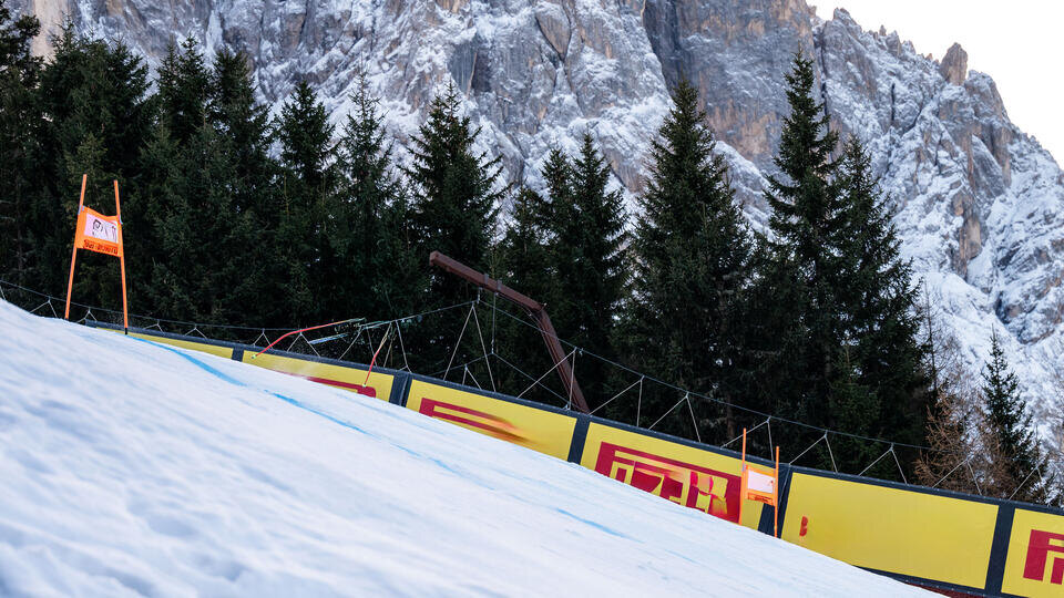     BFMTV: два лыжника погибли при сходе лавины во Франции www.globallookpress.com/Elena Prati/Keystone Press Agency