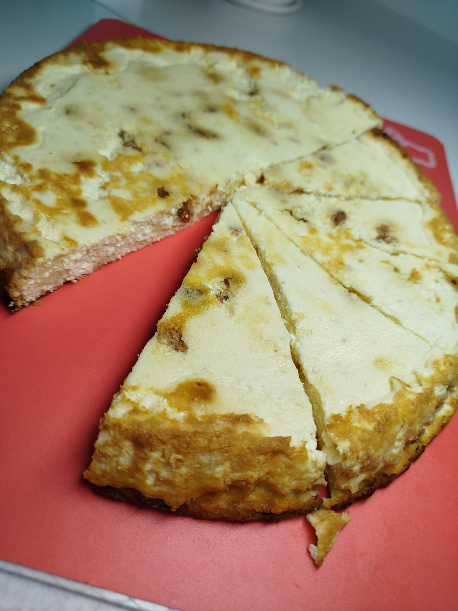 Рецепт
Творог 500 г. 
Сметана 300 г. 
Сахар 120 г. 
Ванилин
Соль щепотка
Яйца 4 шт. 
изюм 60 гр
Крахмал кукурузный 2 столовые ложки с горкой
Выпекать в разогретой духовке 35-40 минут
Дать полностью остыть, потом резать. 
Приятного аппетита друзья ❤️