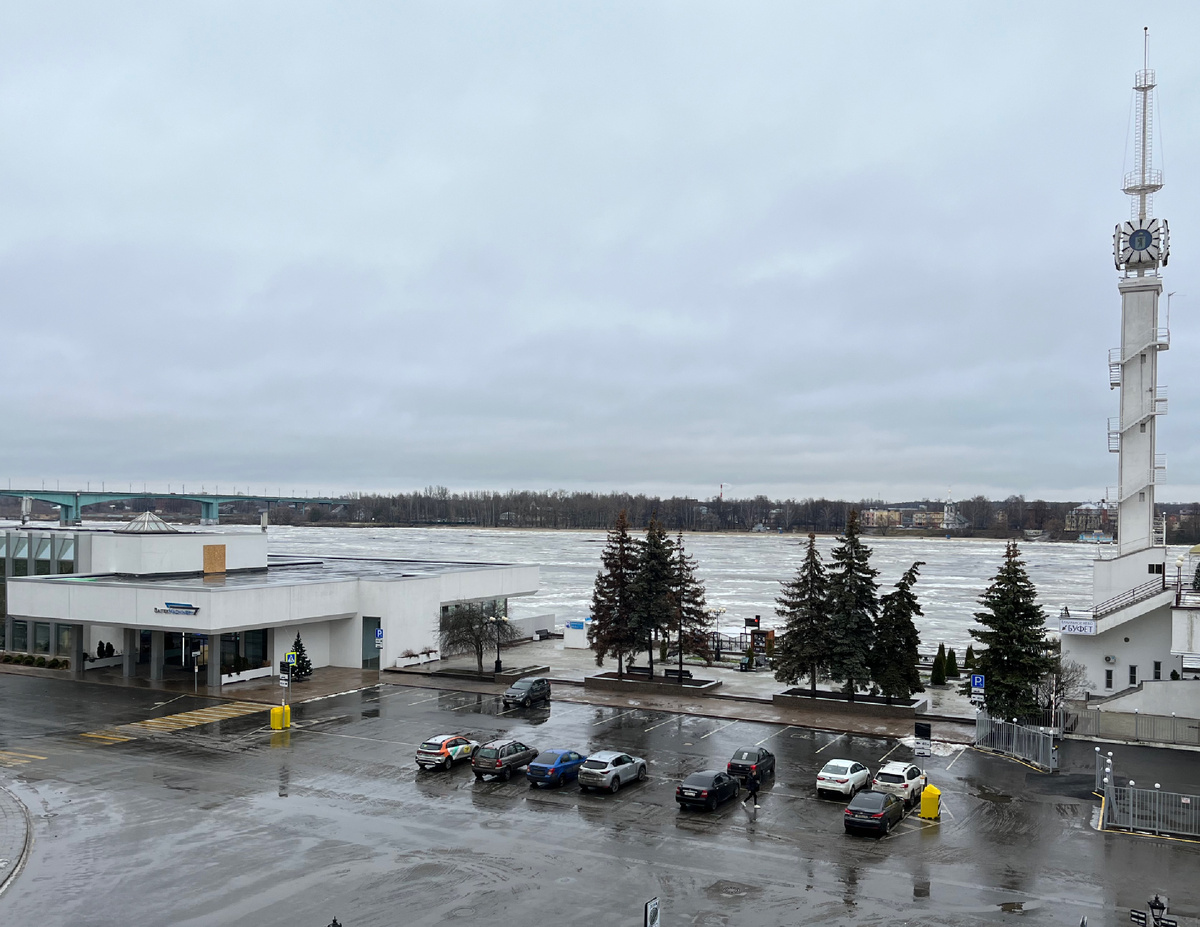 Речной вокзал – комплекс с гостиницей, кафе, рестораном, кино и концертным залом. С причалов в тёплое время года отправляются прогулочные суда. Сезон навигации с мая по сентябрь. 