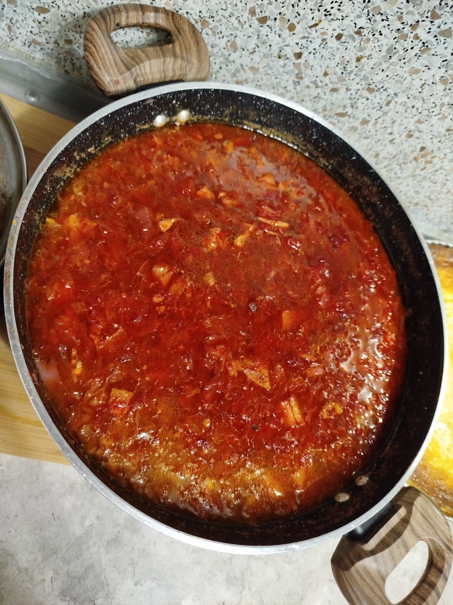 Борщ по рецепту Ильи Лазорсона.
Свёкла
Морковь
Капуста 
Томатная паста
Соль, сахар
Морковь
Лук
Бульон
Лаврушка
    Почистить свёклу, нарезать тонкими кружочками а затем соломкой тонкой. Отправить её в отдельную кастрюлю, добавить туда соль, сахар и томатную пасту. Поставить тушить до готовности. 
Нарезать такой же соломкой морковь и мелко лук. переложить морковь и лук в сковородку и пассировать в растительном масле. Нашинковать капусту и добавить в кастрюлю с бульоном. Туда же переложить пассерованные лук и морковь. Добавить лаврушку. 
Перед тем как переложить свёклу в основную кастрюлю, нужно закислить среду в общей кастрюле. Для этого нужно добавить уксус. И только и после этого добавить свёклу в общую кастрюлю. В самом конце и сразу выключить плиту. Тогда суп не потеряет цвет и останется красным( а не розовым и не оранжевым).