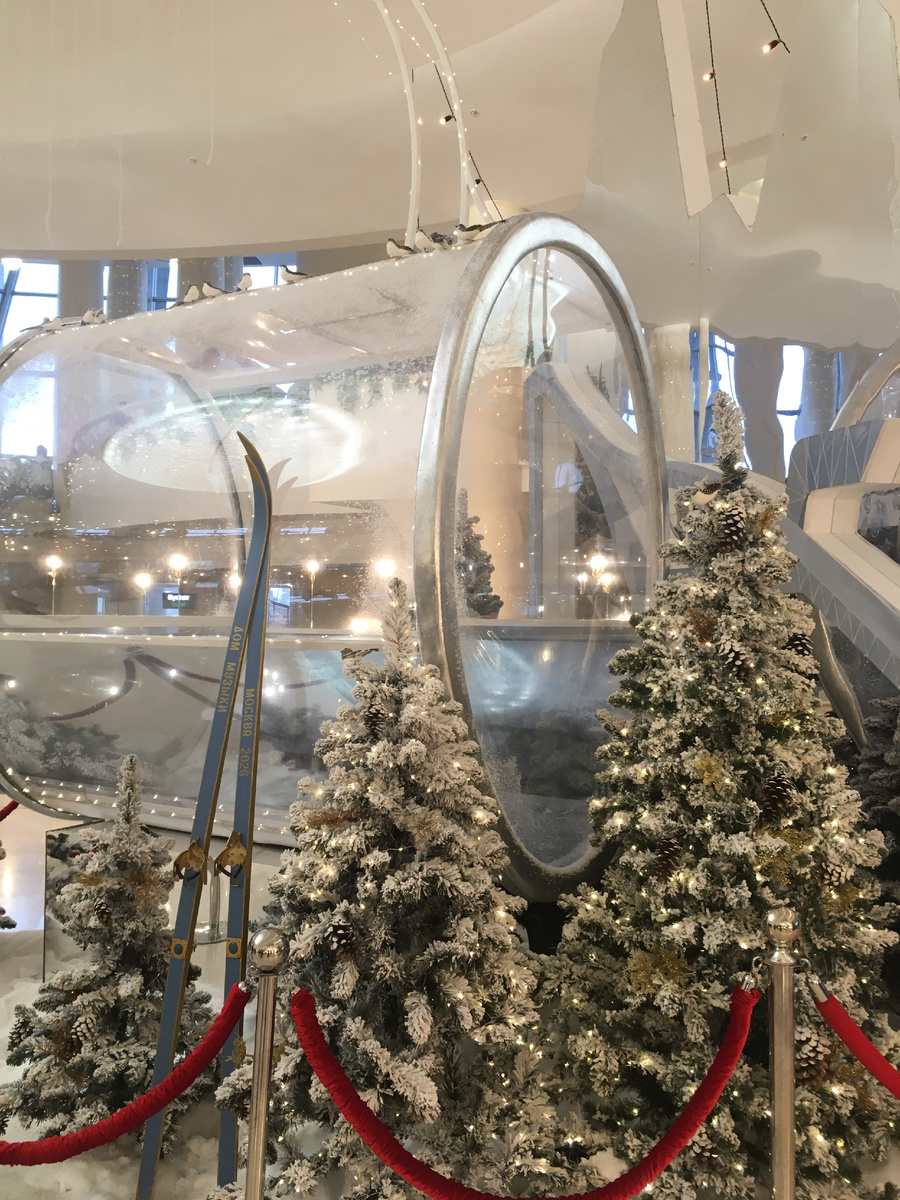 Имитация горнолыжного курорта в холле Светлановского зала ММДМ