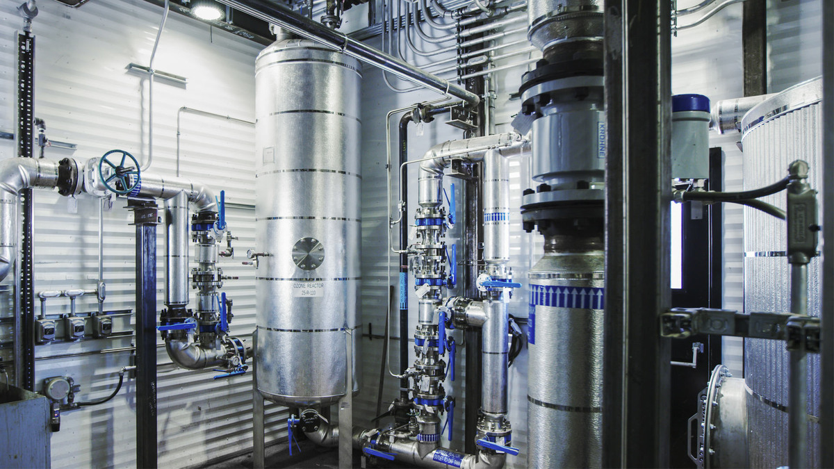 Установка интенсивного окисления AOP (advanced oxidation process) на фармацевтическом производстве.