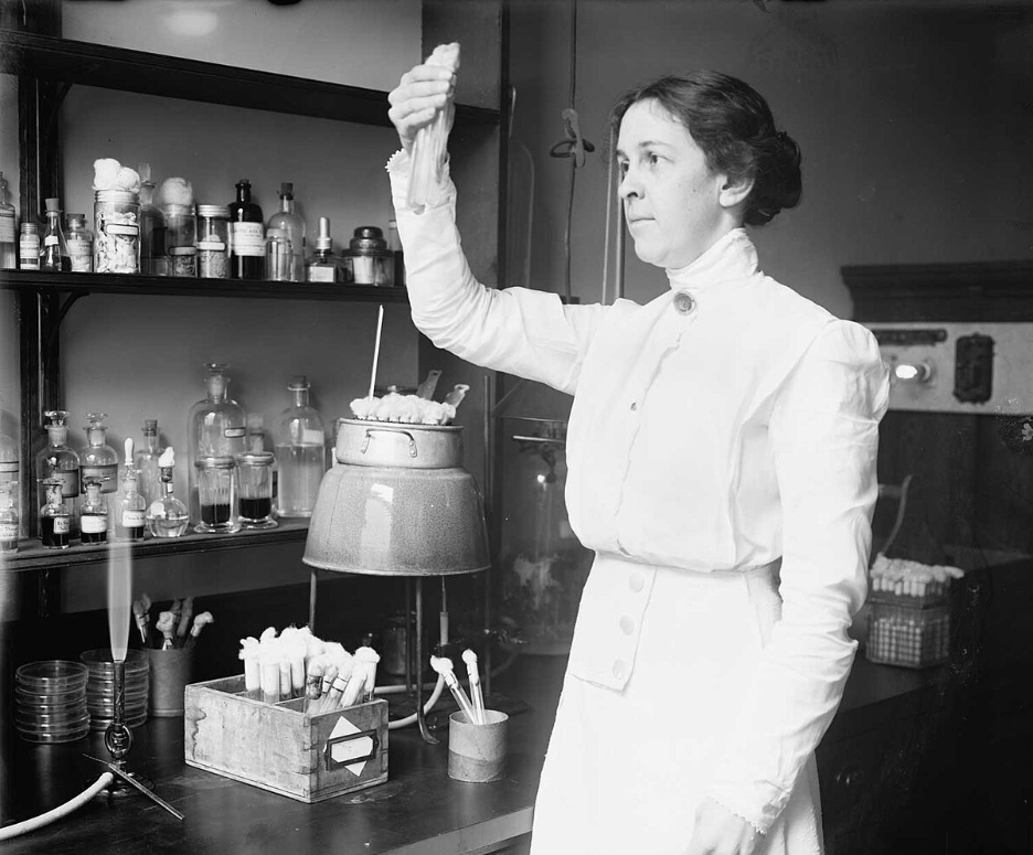 Элис Кетрин Эванс в лаборатории, 1910-е годы