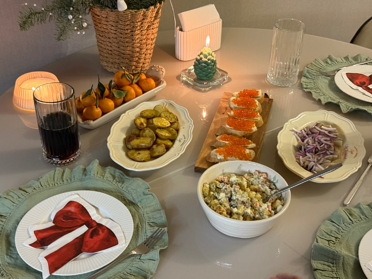 Вот такой  стол получился. 