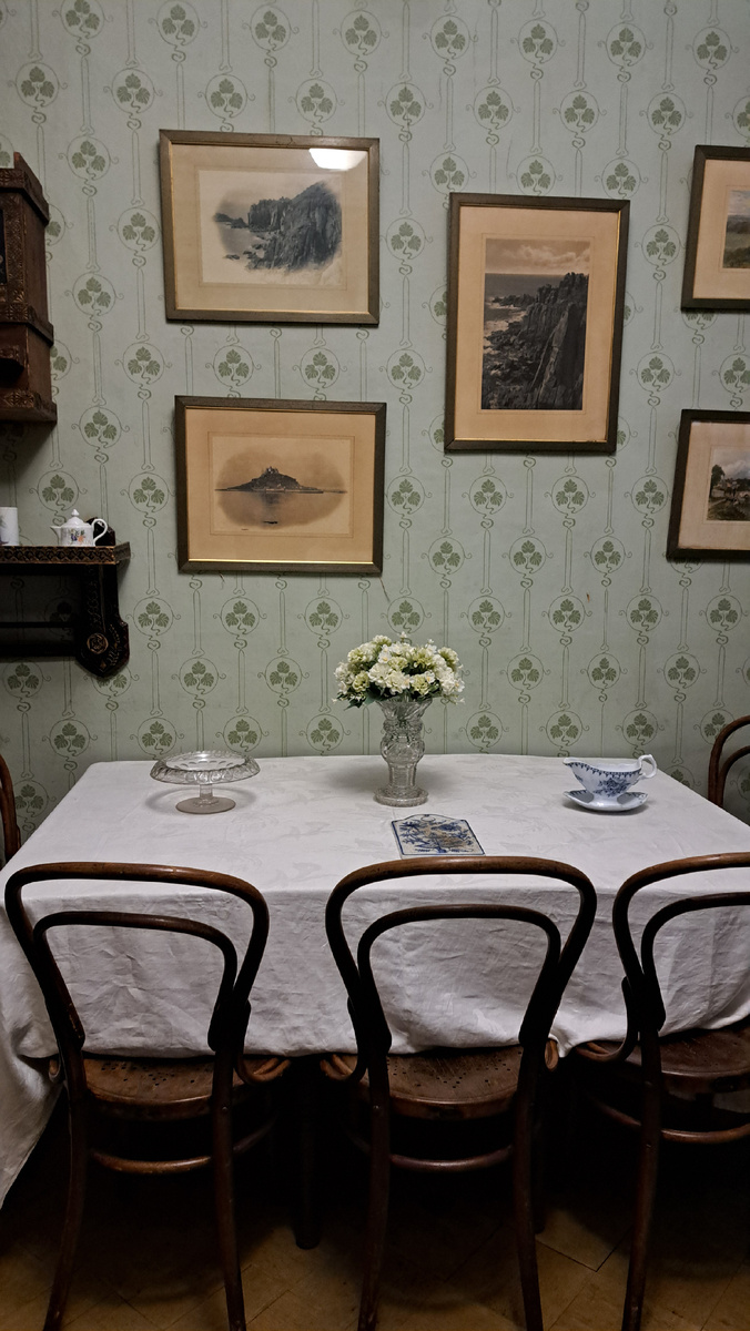 Столовая в квартире Тимирязевых. На стене - фотографии английских пейзажей