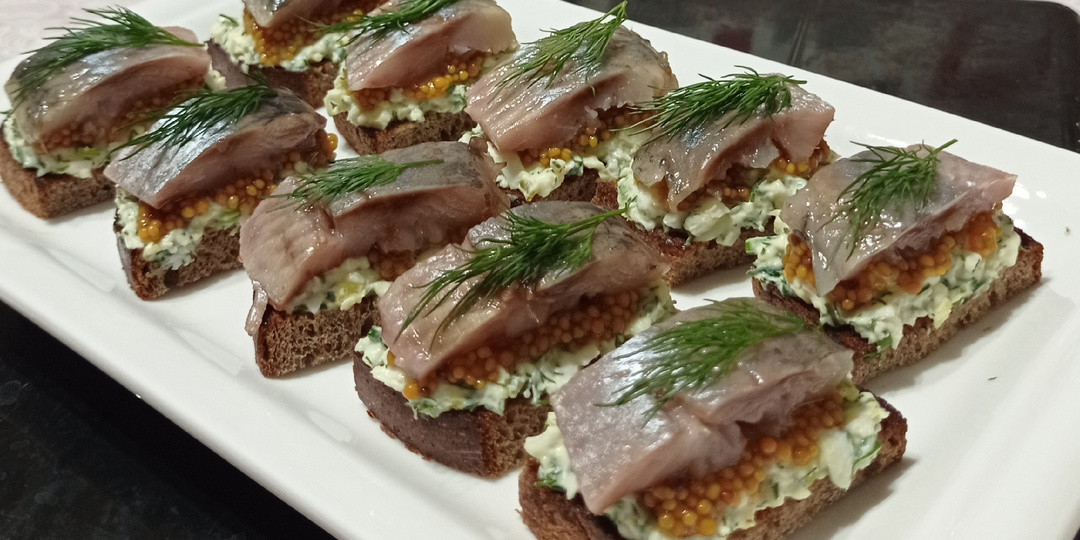 Бутерброды с селёдкой - беспроигрышный вариант закуски на праздничный стол
