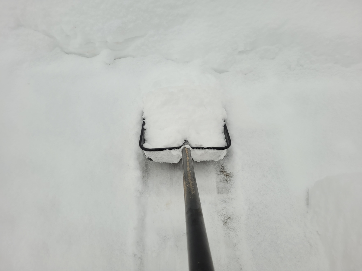 Снега немного пока.