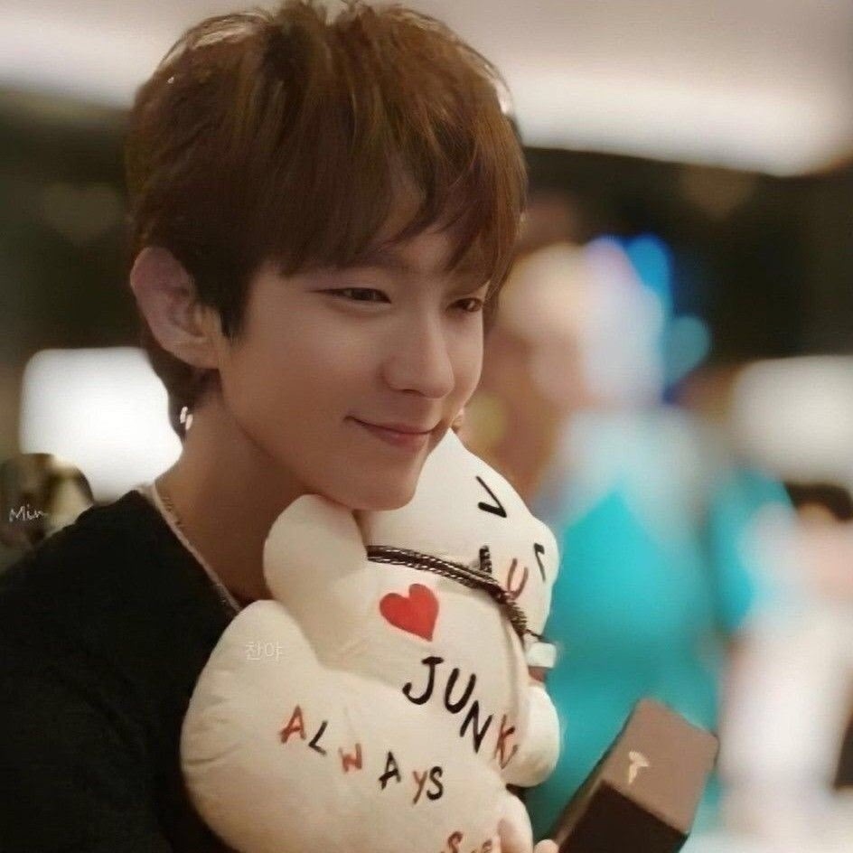 Звер с надписью "Джун Ки", сердечком и припиской "навсегда" - игрушечных подарков от фанатов в коллекции игрушек актёра должно быть много...  