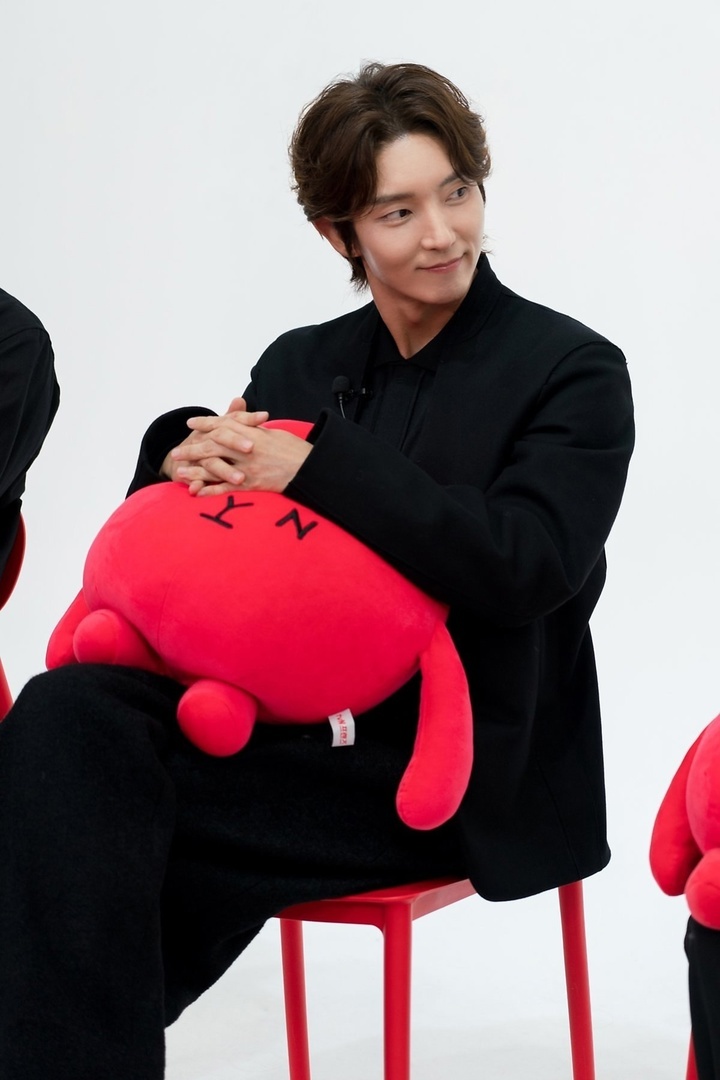 Ещё одна зверушка - условный "заяц", да не один - помогает провести актёрскую встречу. Встреча, похоже, относится к бронзовому ве... к продвижению "Хроник Асдаля-2"