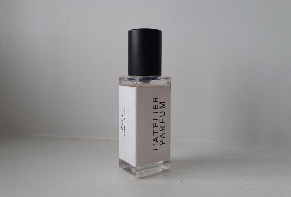 Верхние ноты: Фрезия, Альдегиды, Бергамот и Лимон; средние ноты: Нежная кожа, Пшеница, Сливочное масло, Корень ириса, Гелиотроп и Жасмин Самбак; базовые ноты: Мускус, Кашемировое дерево, Сандал, Ваниль, Ambroxan и Папирус.