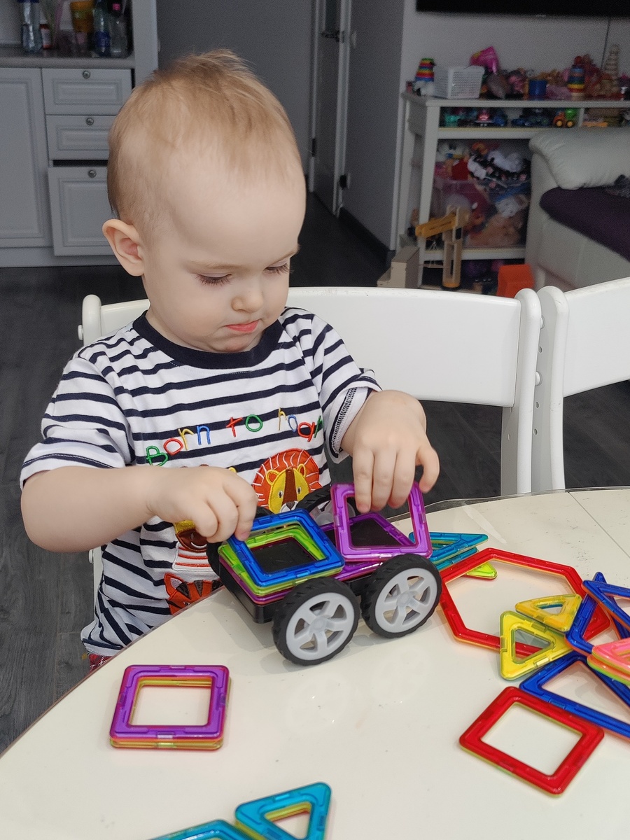 Пока Тимофей катал Биби, Анфиса строила домино