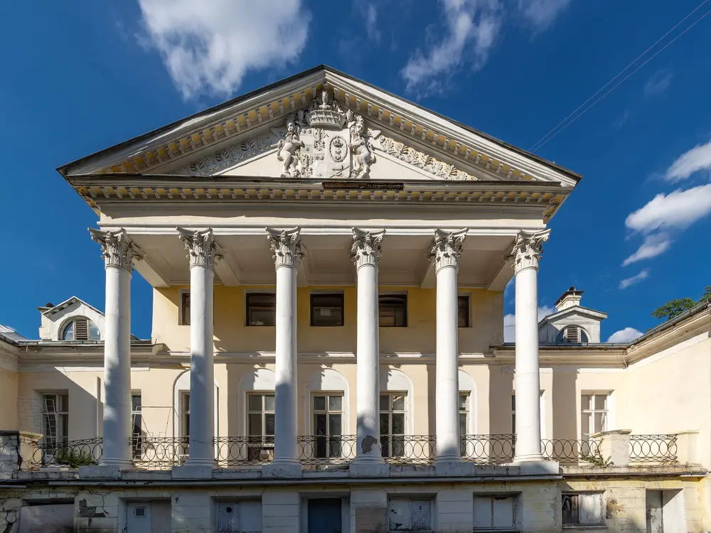 Усадьба Соллогуба на Поварской ("дом РОстовых"). Автор Оксана Гильдеева. Источник https://um.mos.ru/houses/dom_rostovykh/?only_desktop=Y.