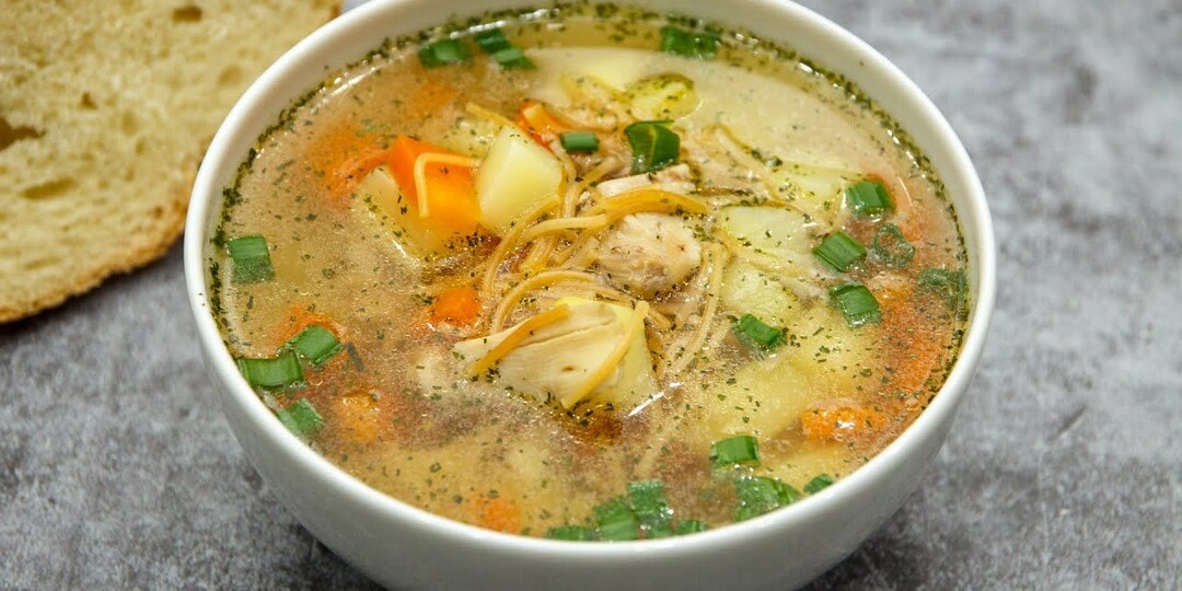 Куриный суп — предварительная обжарка лапши для прозрачного бульона и сохранения формы