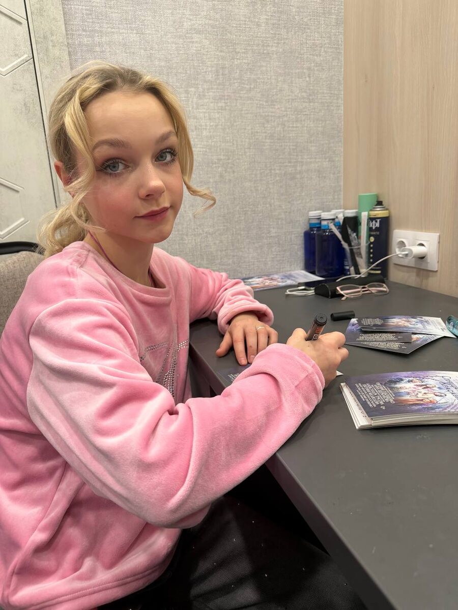 Лена готовит карточки с автографом для болельщиков.