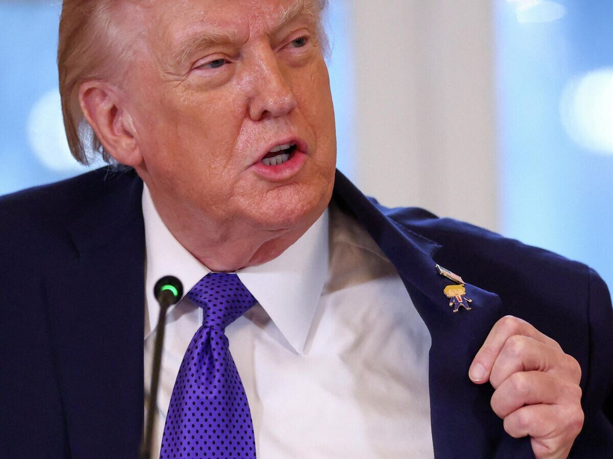    Президент США Дональд Трамп демонстрирует значок с самим собой во время встречи с руководителями нефтяной промышленности в Белом доме | © REUTERS / Kevin Lamarque