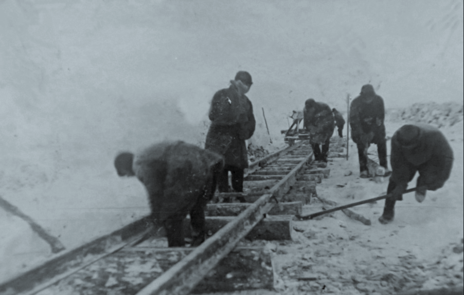  Строительство узкоколейки.