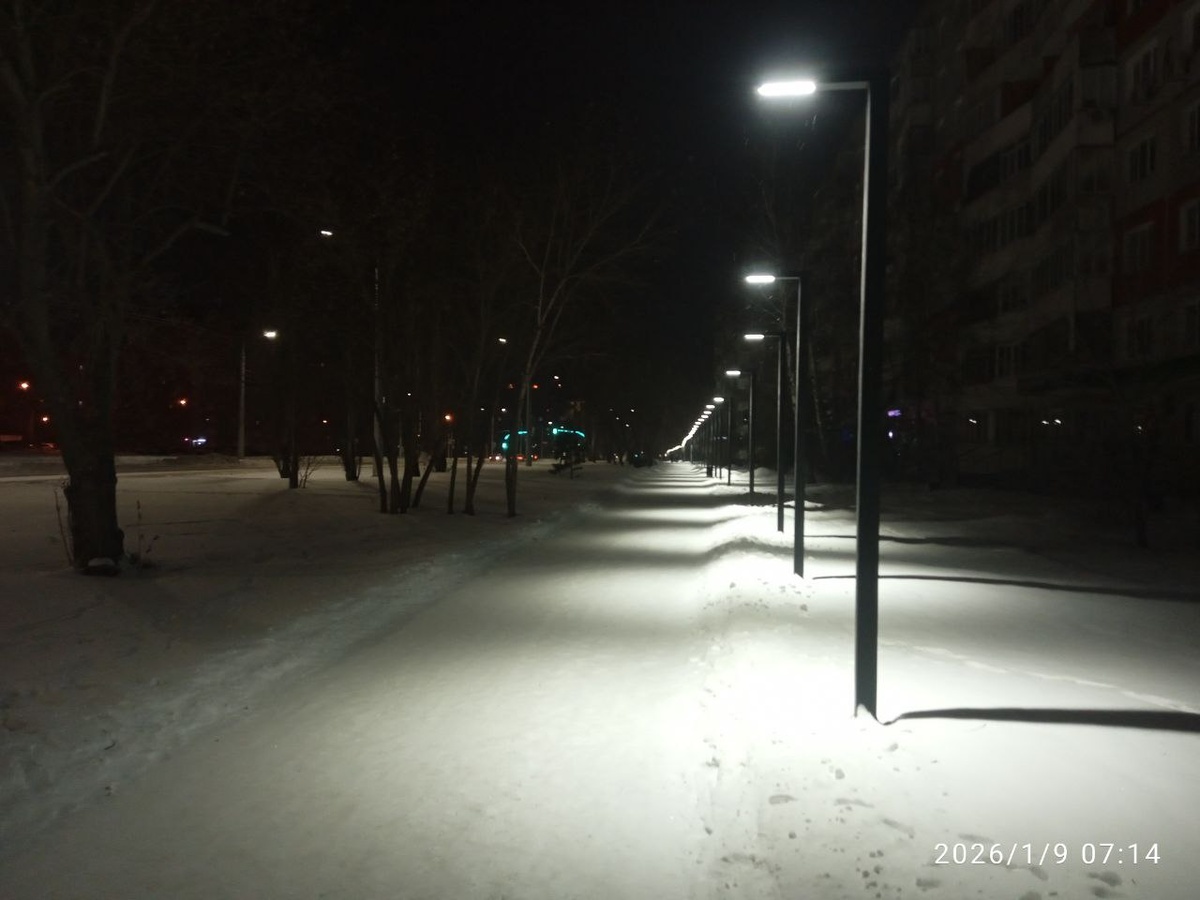 г.Омск тратуар бульвар Архитекторов.  В народе называют "улица пляшущих фанарей"