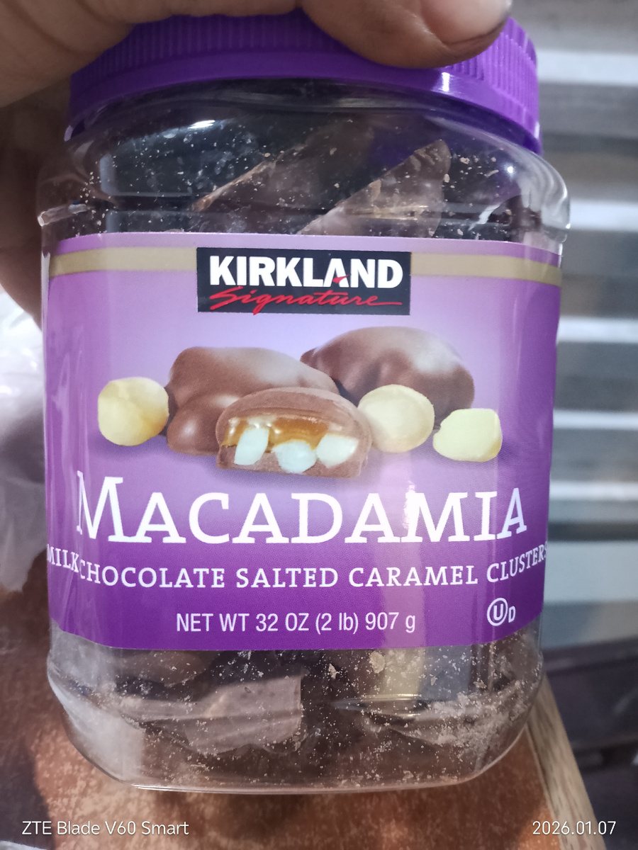 Шоколад, который привезла его жена на прошлой неделе. Из информации в интернете такой шоколад стоит около 280 солей за банку. Рабочим дали две банки. 