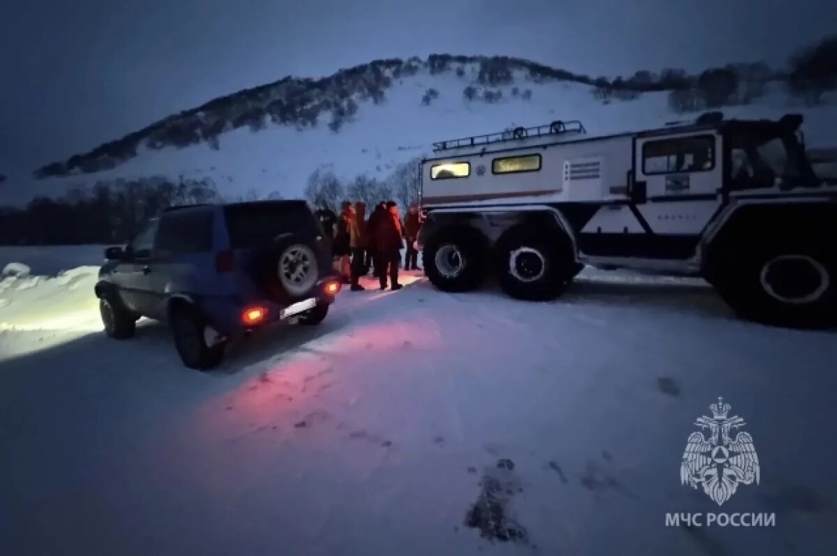    На Камчатке автомобилисты застряли в снежной ловушке у «Снежной долины»