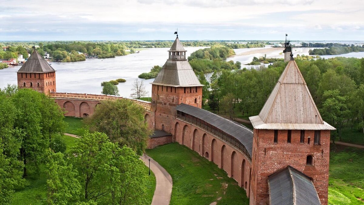 Душа Великого Новгорода — вольный ветер с реки Волхов и звон вечевого колокола, которого здесь больше нет.