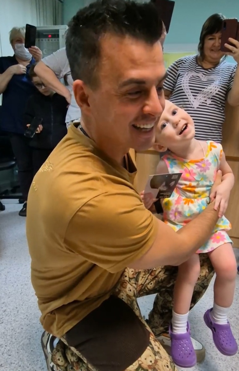 Девочка и солист "Иванушек "