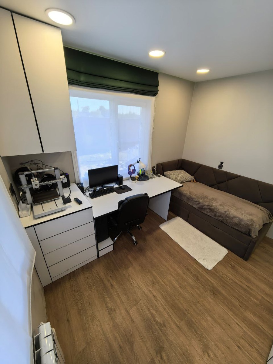 мы бы не нашли стандартную мебель под рабочее место сына. Плюс еще с усиленной столешницей.