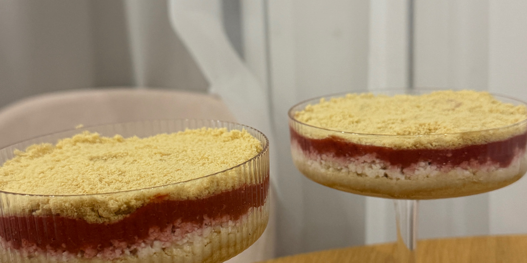 Десерт без духовки за 10 минут: рикотта, ягоды и хрустящая крошка