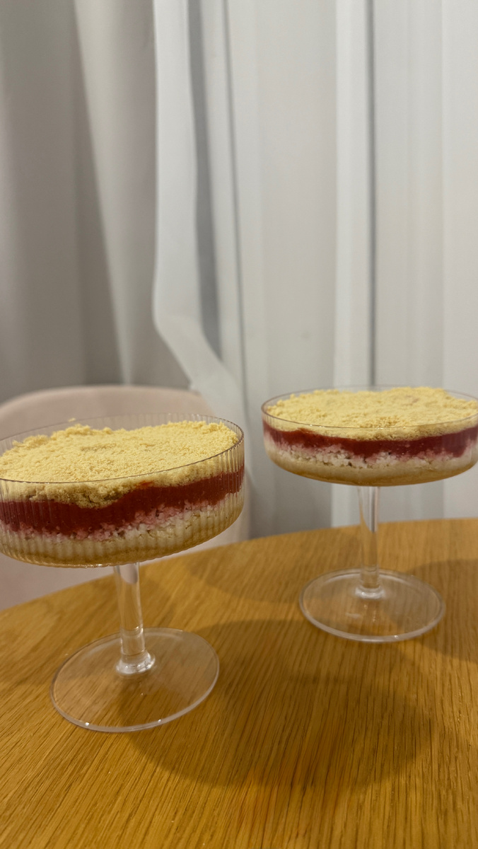 Десерт без духовки за 10 минут: рикотта, ягоды и хрустящая крошка
