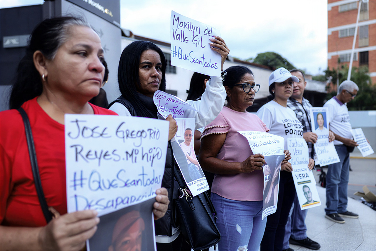 Родственники заключенных участвуют в демонстрации во время освобождения политических заключенных 10 января 2026 года в Миранде, Венесуэла. Венесуэльские политические заключенные Энрике Маркес и Биаджо Пильери, а также по меньшей мере пять задержанных, были освобождены после того, как председатель парламента Хорхе Родригес объявил об освобождении «значительного числа» заключенных, как венесуэльцев, так и иностранцев, через пять дней после захвата Николаса Мадуро американскими войсками. (Фото: Хесус Варгас/Getty Images)