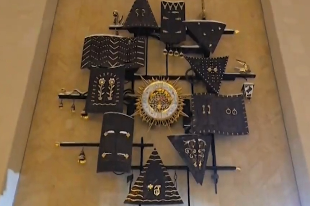    Главное украшение Театра кукол Образцова - часы - вернули на фасад. / "Москва 24"