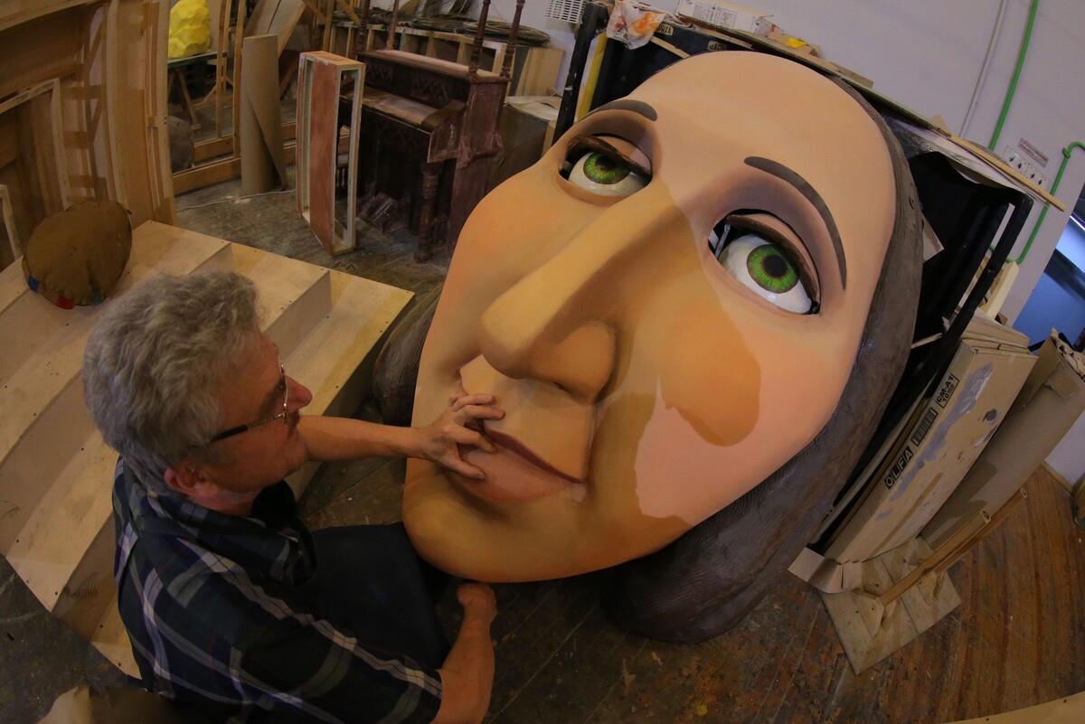    По задумке художника, огромная голова Гулливера, лежащая на сцене, должна показать, кто здесь великан./Сергей Куксин/РГ