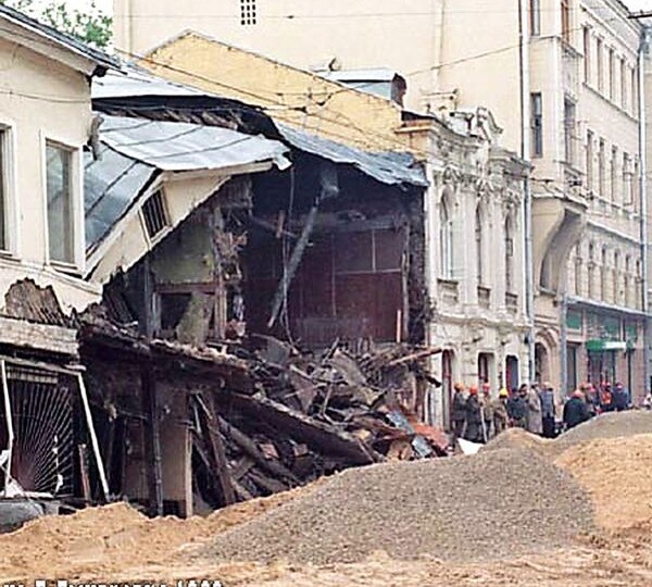 Дом, провалившийся под землю