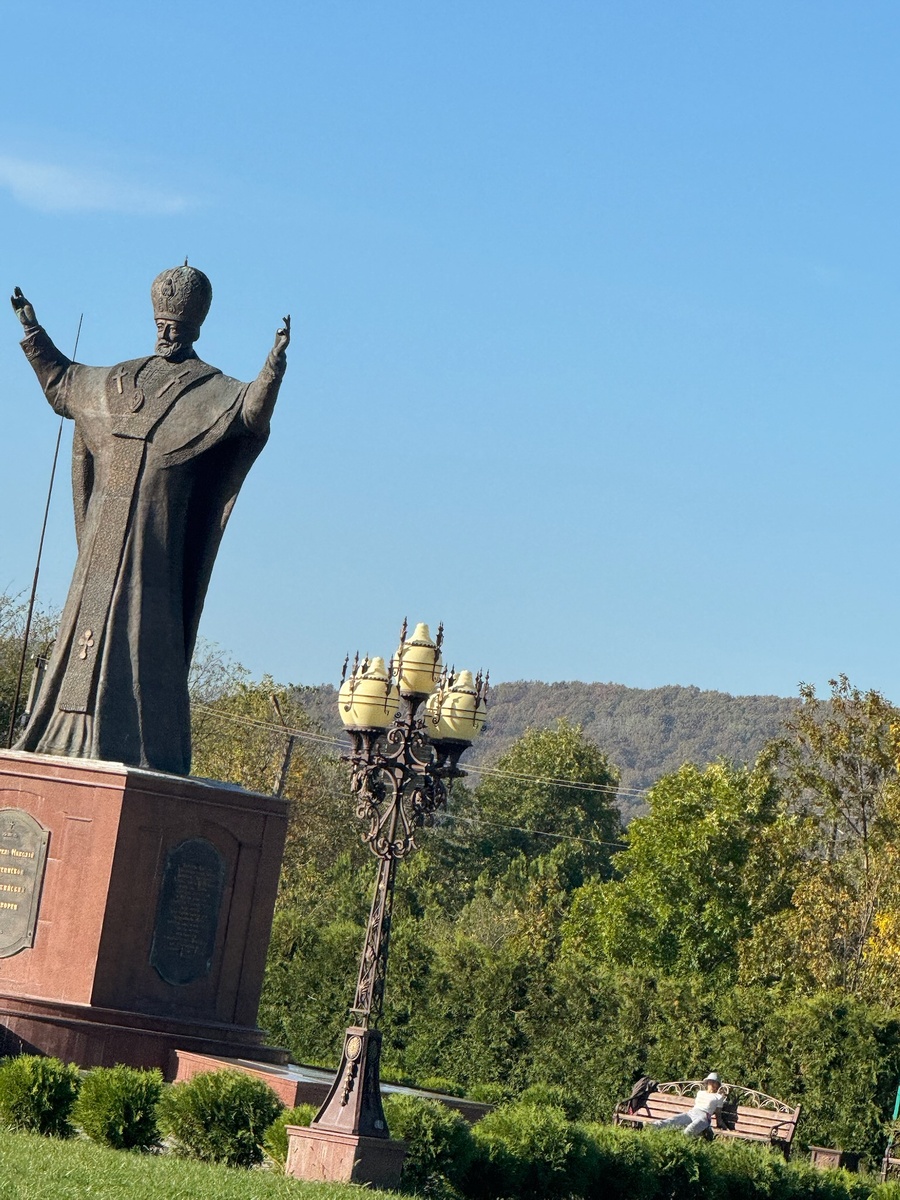 Памятник св. Николаю Чудотворцу в я Майкопе