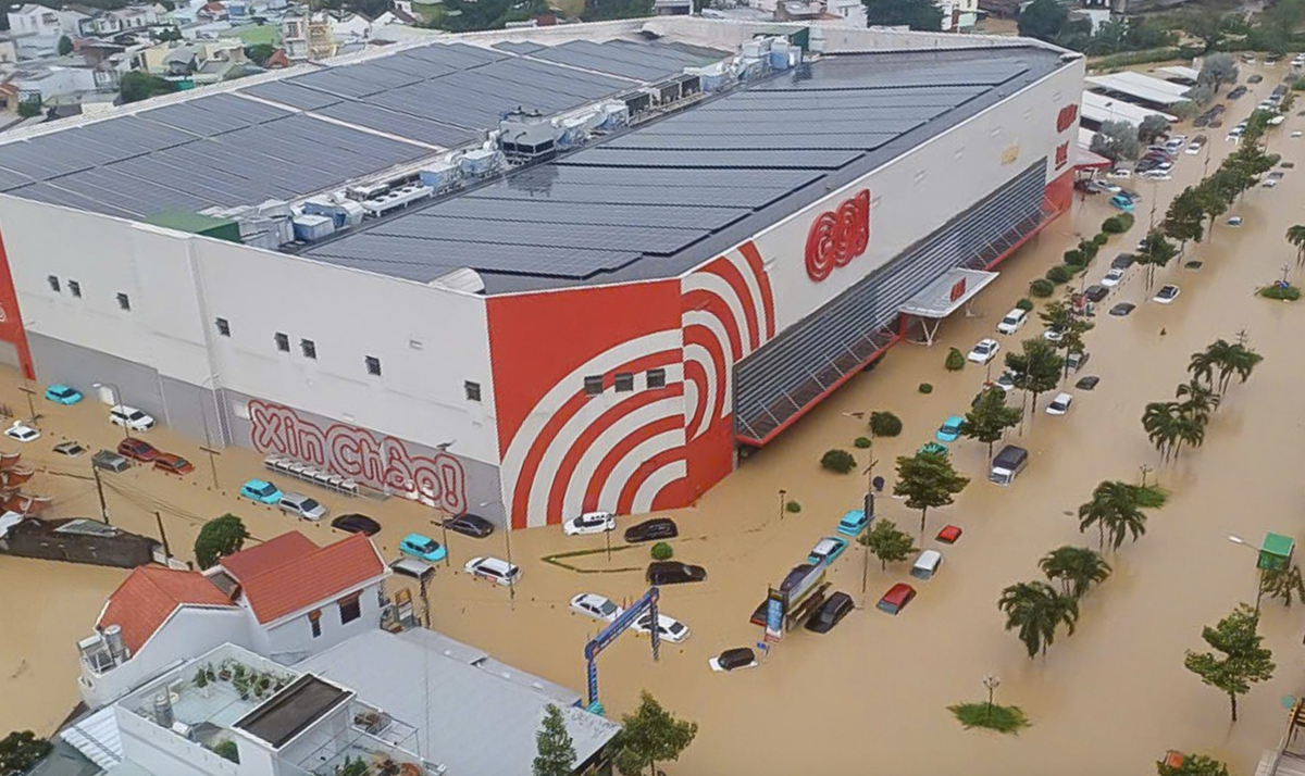 Фото из открытых источников. Запад города Нячанг, гипермаркет Go. Район был затоплен около 2 дней. Особенно пострадали частные малоэтажные владения, которых в этом районе очень много.