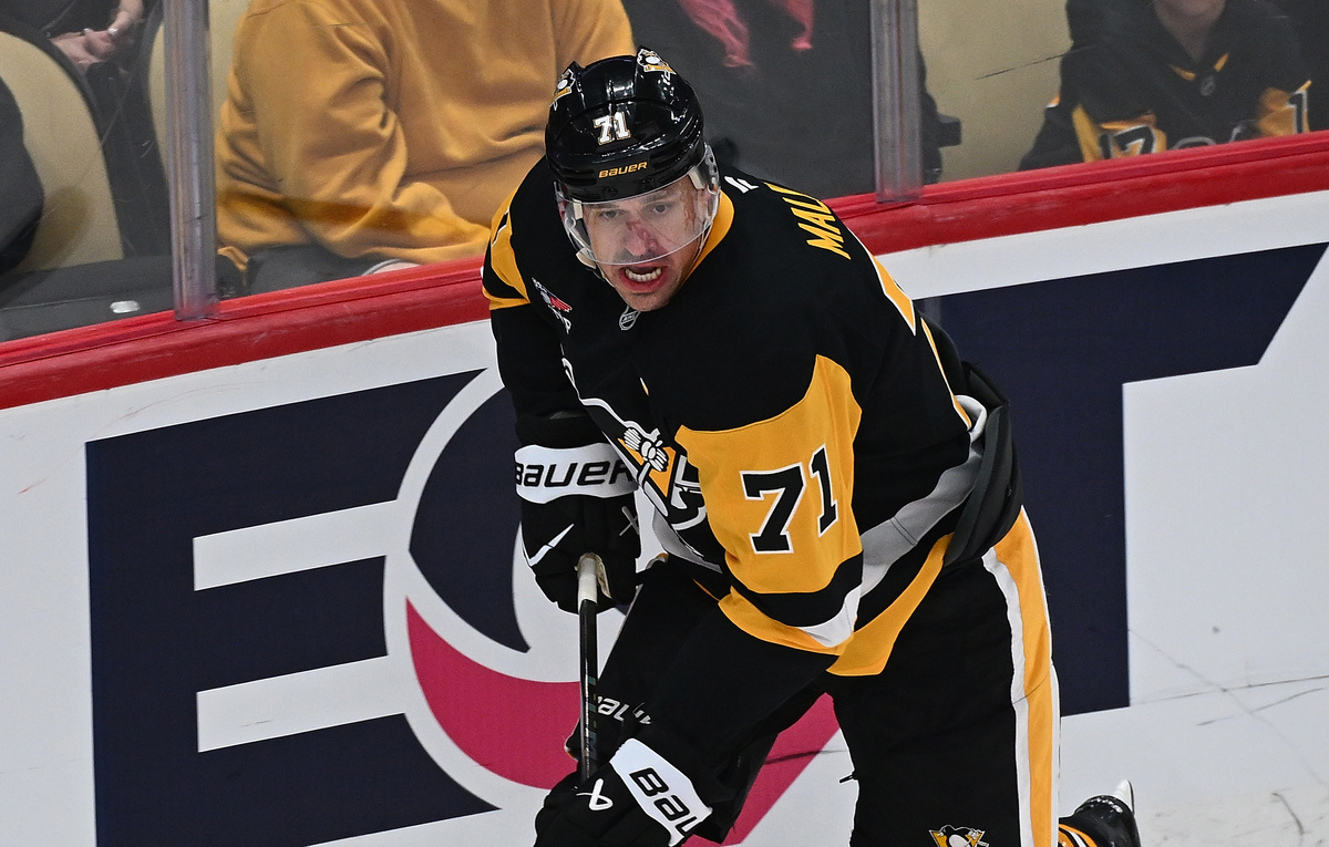    Нападающий "Питтсбурга" Евгений Малкин  Justin Berl/Getty Images