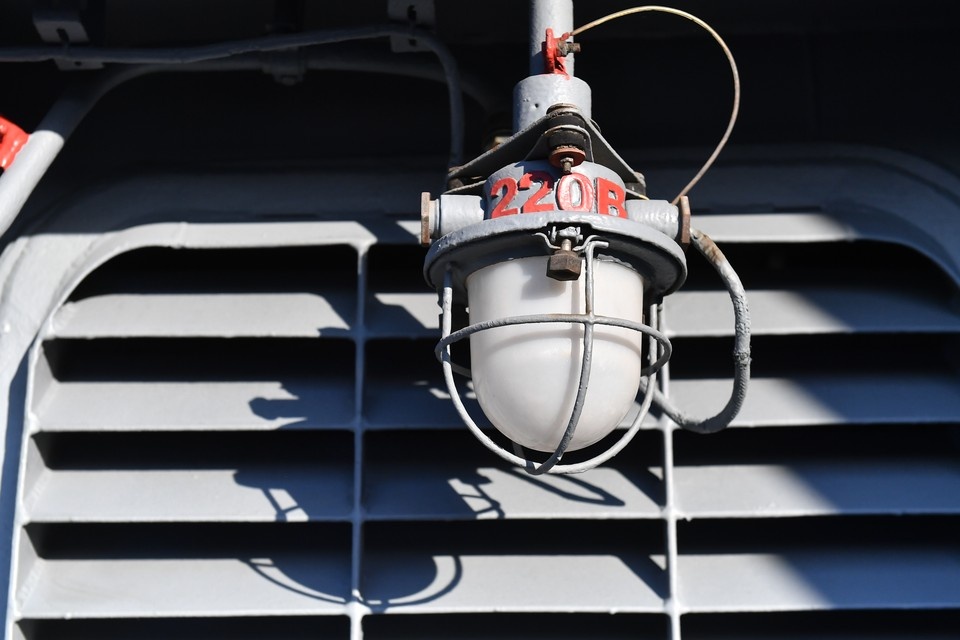    Без света остались жители Владивостока, нескольких поселков Надеждинского района и Хасанского округа. Иван МАКЕЕВ