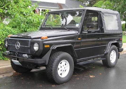 Классический Mercedes-Benz G-Class W460 в военном стиле или ранней гражданской версии, демонстрирующий его брутальный, угловатый дизайн.