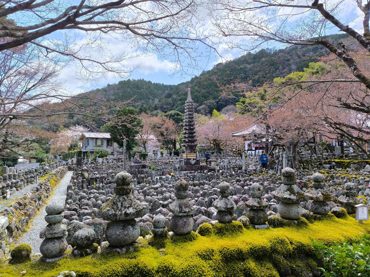 Буддийский храм Адасино Ненбуцу‑дзи в Киото