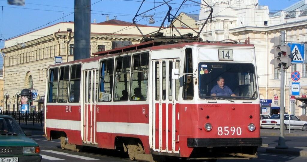 ЛМ-68 и ЛМ-68М. История о первом петербургском "угловатом" трамвае.