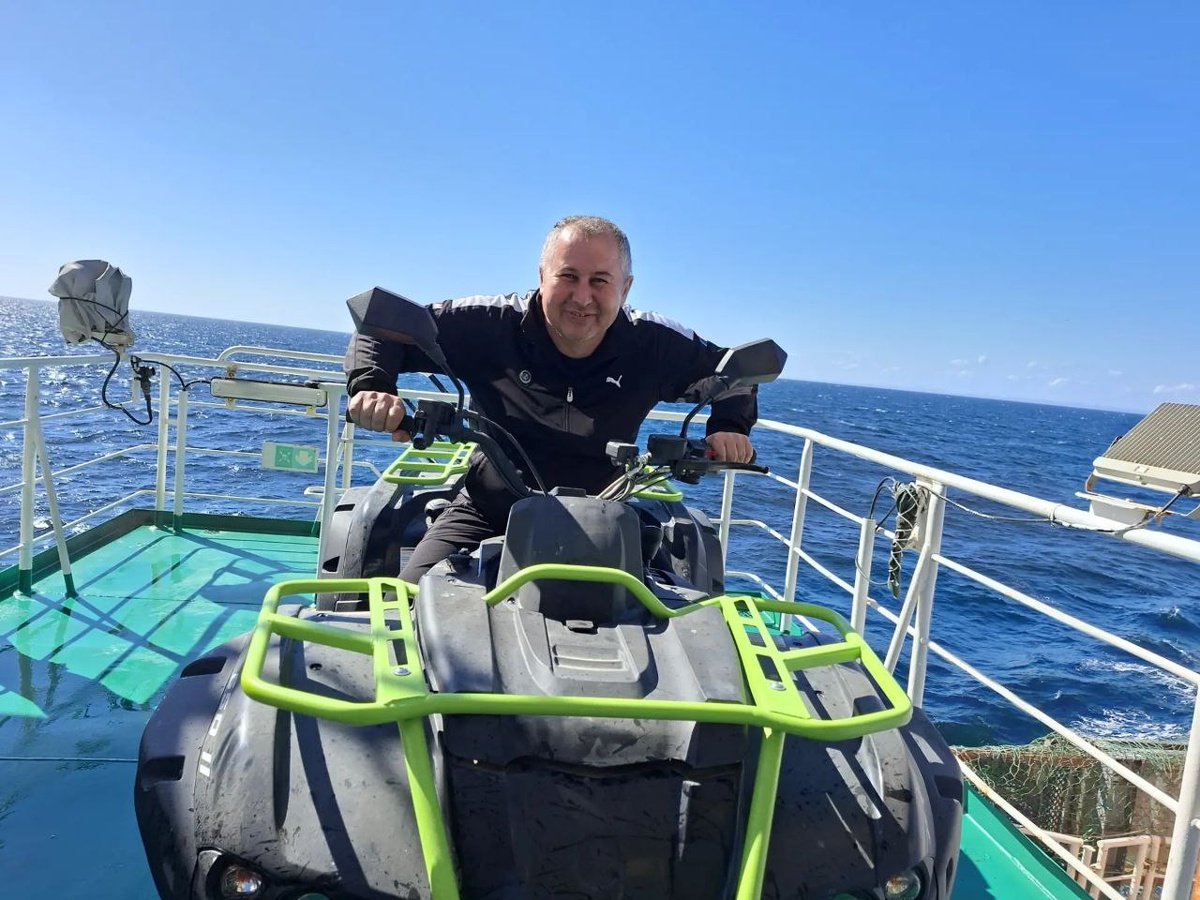 Разиль на палубе теплохода "Павел Леонов" (квадроцикл принадлежит не мне)